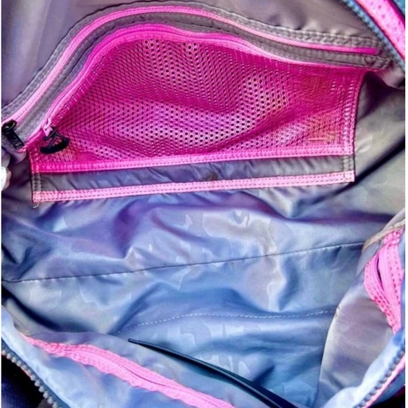 ⭐️ Host Pick ⭐️ Rare Lululemon Run On Duffle Bag Opulent Stripe Pink - Picture 6 of 6